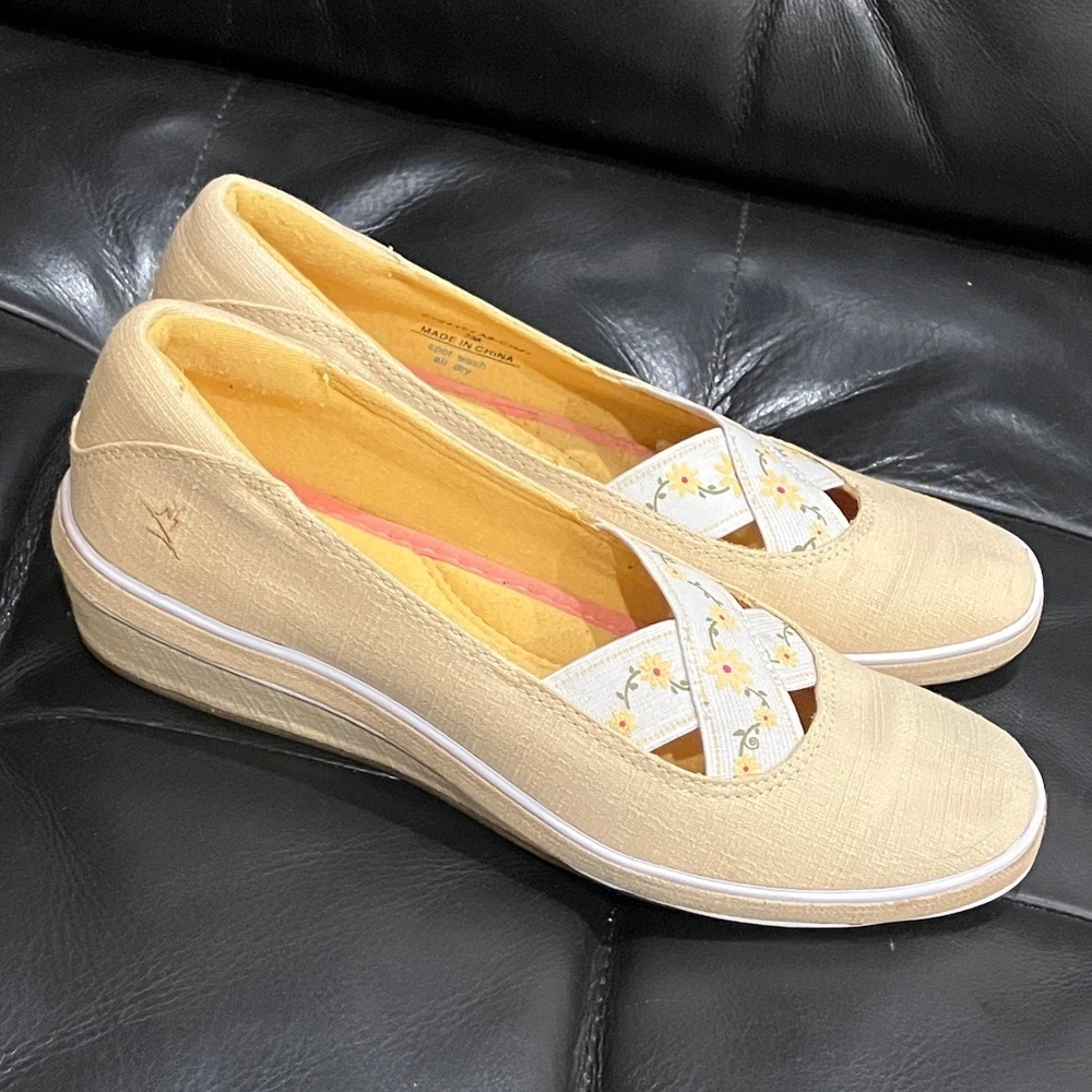 Grasshoppers size 7 women’s pale yellow Floral Slip-On low heeled shoe / Flats